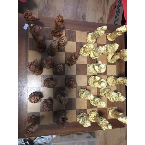 465 - FANTASTIC Chess set with pieces depicting ancient Roman figures With Wooden Chess Board