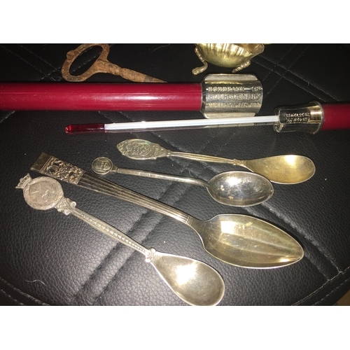 16 - SELECTION OF COLLECTIBLES INCLUDING TEASPOONS, FOOTED SALT, CASED THERMOMETER, KEY