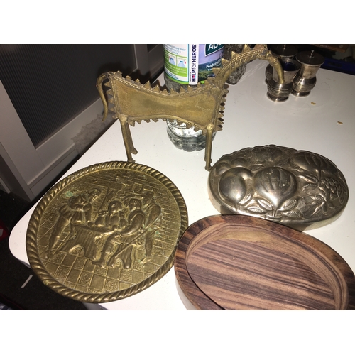 21 - TWO BRASS PIECES INCLUDING TROY STYLE HORSE PLAQUE AND A LOVELY METAL LIDDED BOX