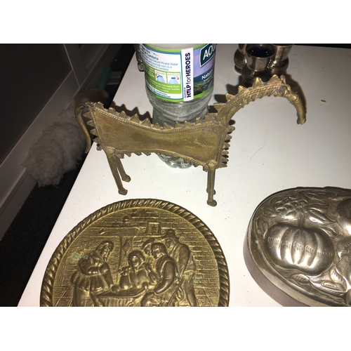 21 - TWO BRASS PIECES INCLUDING TROY STYLE HORSE PLAQUE AND A LOVELY METAL LIDDED BOX