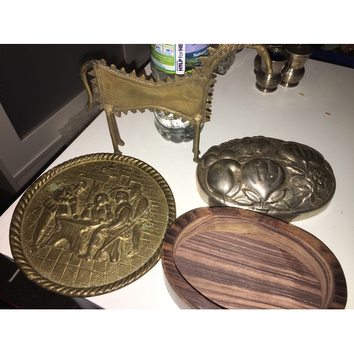 21 - TWO BRASS PIECES INCLUDING TROY STYLE HORSE PLAQUE AND A LOVELY METAL LIDDED BOX