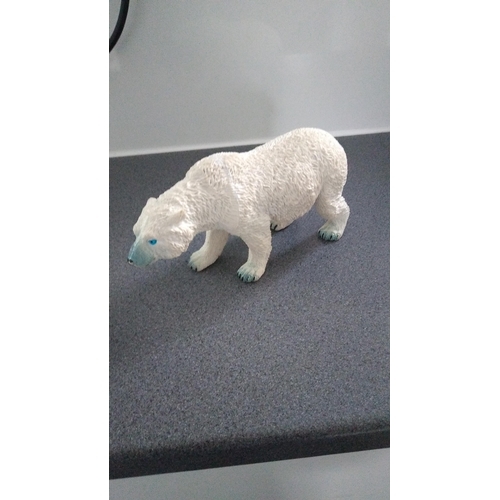 582 - POLAR BEAR FIGURE