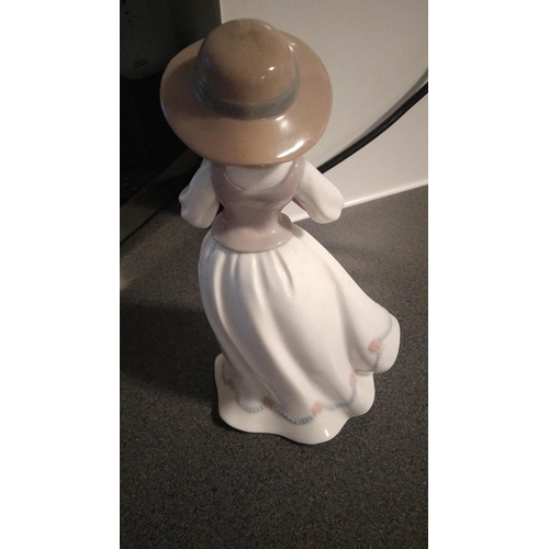 489 - LEONARDO GIRL FIGURINE