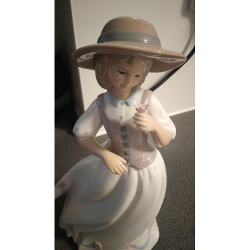 489 - LEONARDO GIRL FIGURINE