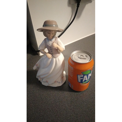 489 - LEONARDO GIRL FIGURINE