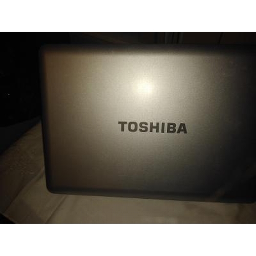 200 - CRACKING TOSHIBA LAPTOP FULLY WORKING WITH CHARGER AND BATTERY AND NEW MOUSE WITH WINDOWS 10