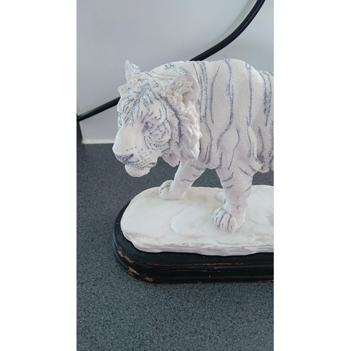 422 - NICE TIGER FIGURE ON BASE