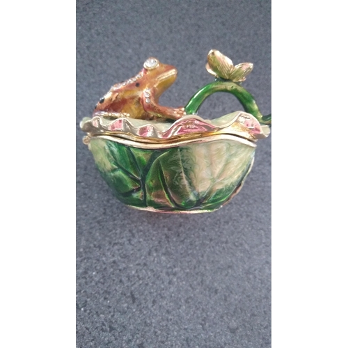 574 - VERY NICE FROG Magnetic Trinket Box