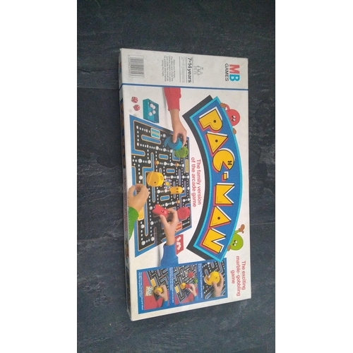 582 - MB PAC-MAN BOARD GAME