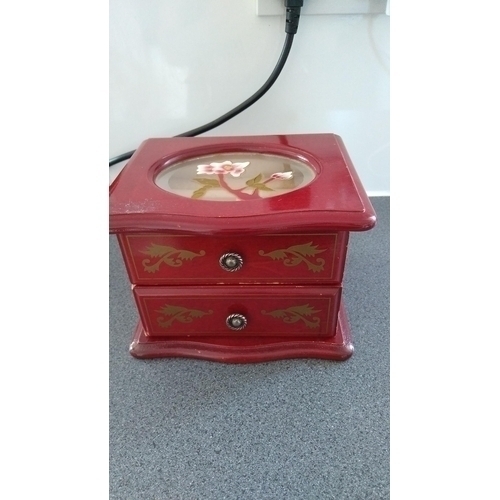 471 - SMALL ORIENTAL STYLE JEWELLERY BOX