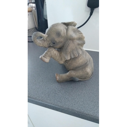 520 - LEONARDO OUT OF AFRICA ELEPHANT FIGURE