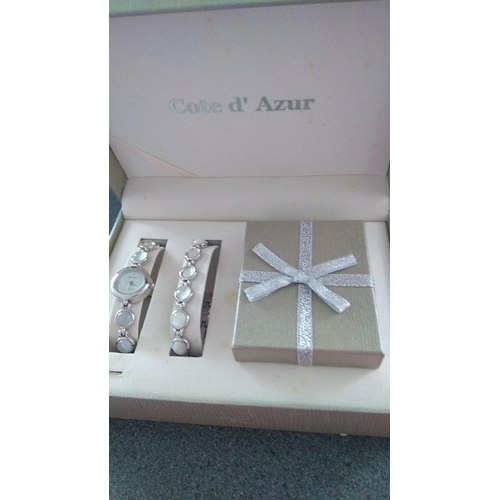 543 - LOVELY BOXED WATCH SET WITH BRACELET AND NECKLACE