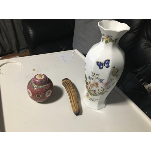 4 - COLLECTORS LOT INCLUDING SMALL GINGER JAR STAMPED TO BASE, AYMSLEY PEMBROKE VASE AND HORN HANDLE