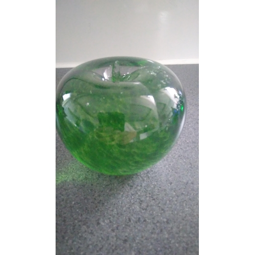 535 - LOVELY GREEN APPLE PAPERWEIGHT