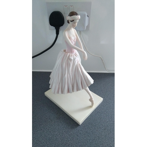 571 - LOVELY BALARE BALLERINA FIGURINE