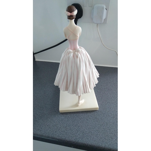 571 - LOVELY BALARE BALLERINA FIGURINE