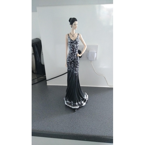 577 - LOVELY LADY FIGURINE BY SHUDEHILL