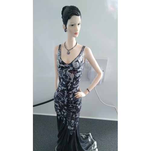 577 - LOVELY LADY FIGURINE BY SHUDEHILL