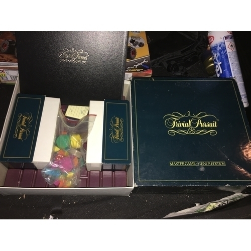 190 - BOXED COMPLETE ORIGINAL TRIVIAL PURSUIT GAME