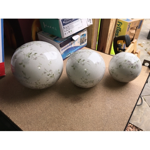 300Q - SET OF THREE GRADUATED DECORATIVE BALLS