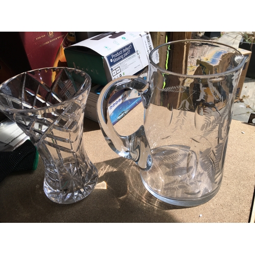 300W - LOVELY GLASS FERN ETCHED WATER JUG AND VINTAGE GLASS VASE