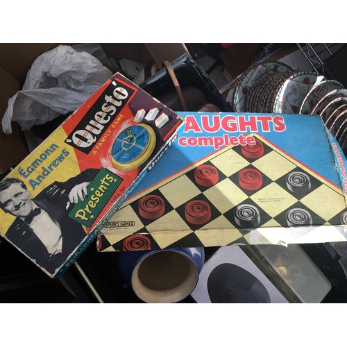 92 - BOXED RETRO EAMONN ANDREW'S QUESTO AND A VINTAGE SPEARS BOXED DRAUGHTS GAME