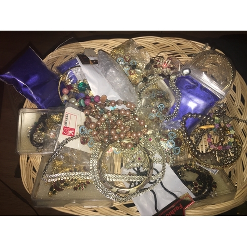 54 - SELECTION OF VINTAGE AND NEW BOXED AND BAGGED JEWELLERY