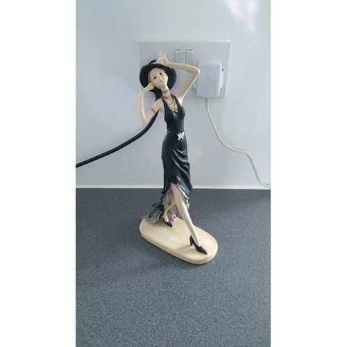 579 - LOVELY LADY FIGURE IN HAT ON PLINTH