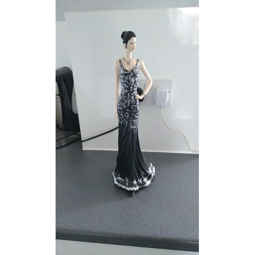 577 - LOVELY LADY FIGURINE BY SHUDEHILL