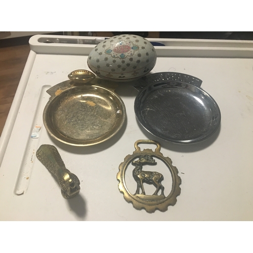 58 - COLLECTORS LOT INCLUDING TWO CHANGE PLATES METAL EGG BOX AND TWO BRASS ANIMALS