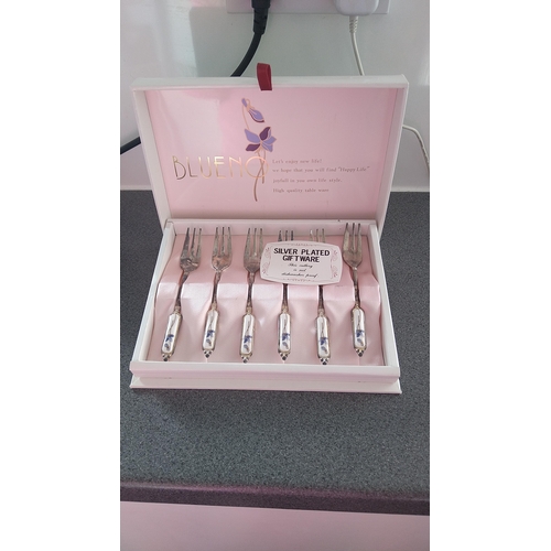 606 - LOVELY BOXED SET OF BLUENCY SWEET FORKS