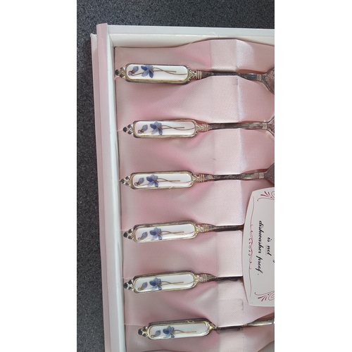 606 - LOVELY BOXED SET OF BLUENCY SWEET FORKS