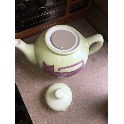 66 - LOVELY CAT TEA POT