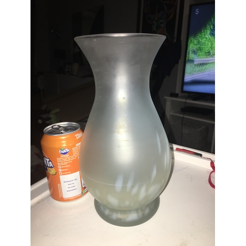 400V - LOVELY TALL MOTTLED GLASS VASE 25CM