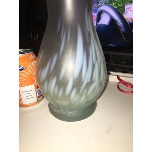 400V - LOVELY TALL MOTTLED GLASS VASE 25CM