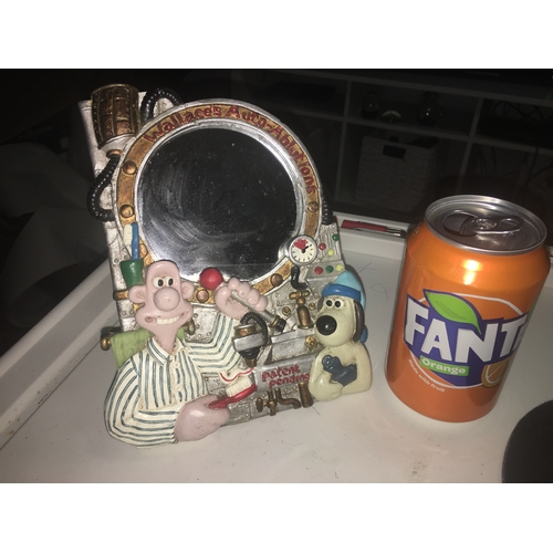 400G - WALLACE AND GROMITT WALLACE'S AUTO-ABLUTIONS TABLE MIRROR