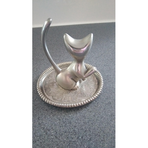 382 - CAT ON TRAY RING HOLDER