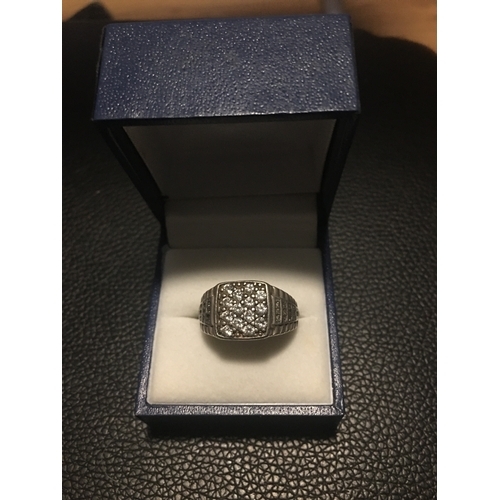 300Z - VERY NICE SILVER RING IN PRESENTATION BOX