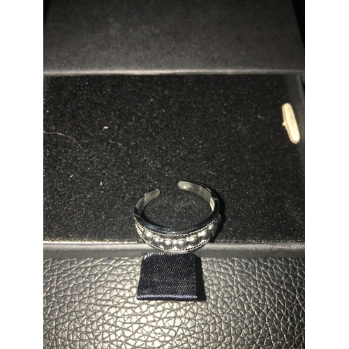 300U - BOXED NEW SILVER FIDGET RING