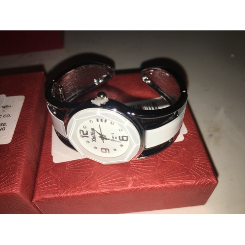 350V - NEW BOXED LADIES BANGLE WATCH