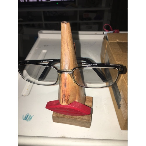 450C - NEW BOXED Belexy Wooden Handmade Red Lips Witty Wooden Spectacles Holder Stand