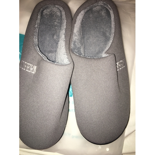 102 - NEW BAGGED UNISEX SLIPPERS SIZE 8/9