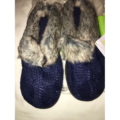 111 - NEW BAGGED UNISEX SLIPPERS SIZE 5/6