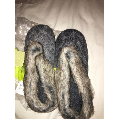 112 - NEW BAGGED UNISEX SLIPPERS SIZE 11/12