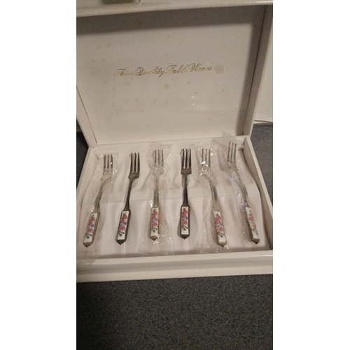 465 - BOXED SET OF FLORAL HANDLED DECO STYLE FORKS