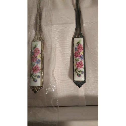 465 - BOXED SET OF FLORAL HANDLED DECO STYLE FORKS