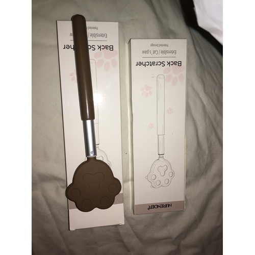 44 - NEW BOXED EXTENSIBLE BACK SCRATCHER IN BROWN