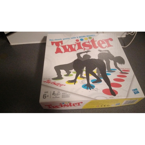 43 - CLASSIC TWISTER BOXED GAME