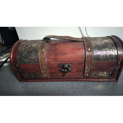 514 - NICE DOMED WOODEN CASKET