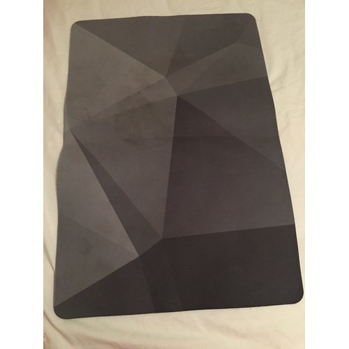 195 - NEW BAGGED PYRAMID DESIGN BATH MAT